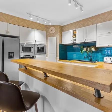 Deluxe Kronhouse Old Town Apartment